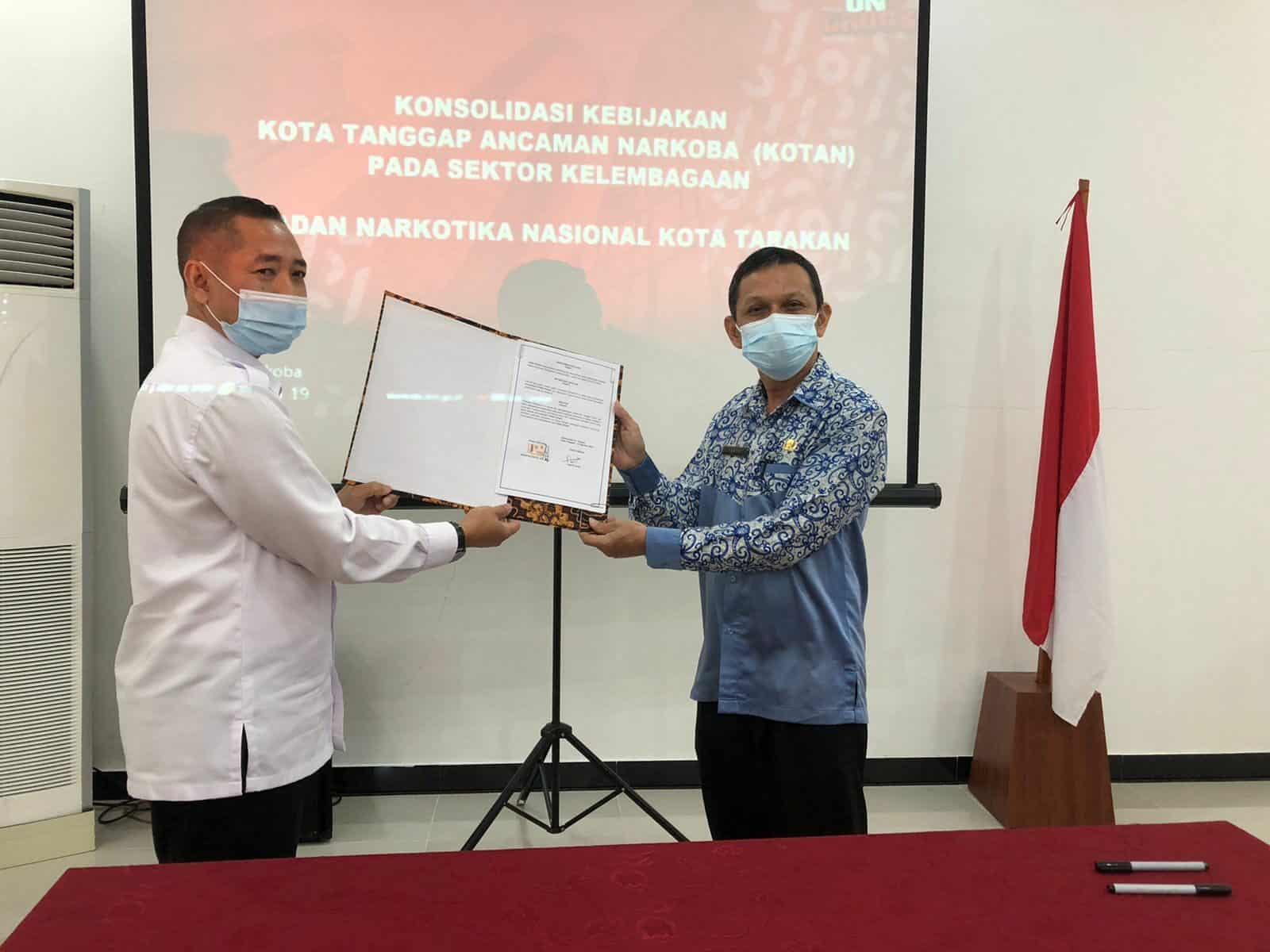 Penandatanganan PKS Kepala BNN Kota Tarakan dengan Kepala Sekolah Menengah Pertama Negeri 13 Tarakan