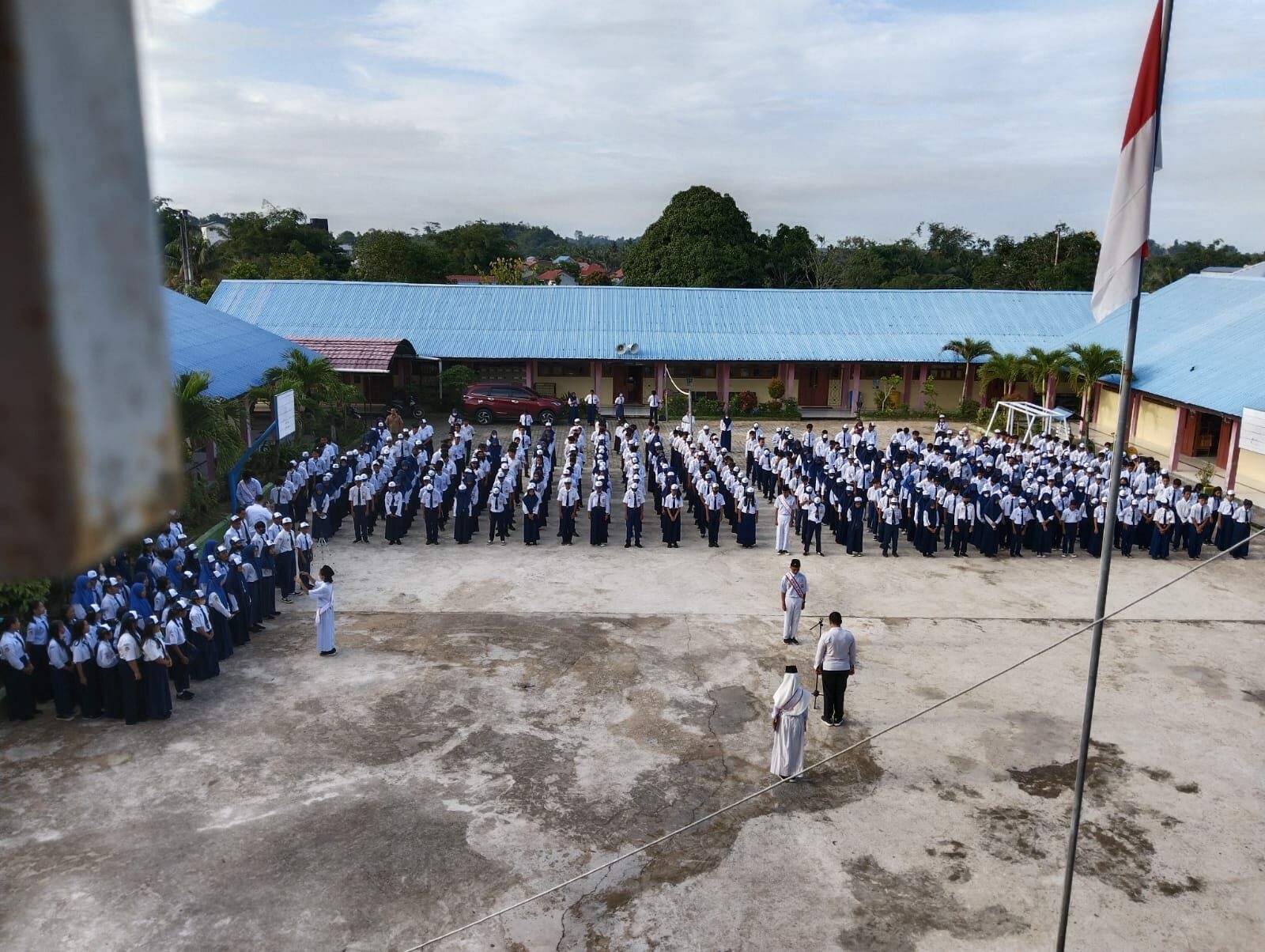 Komunikasi, Informasi, dan Edukasi melalui Pembina Upacara Bendera di SMP Negeri 8 Tarakan