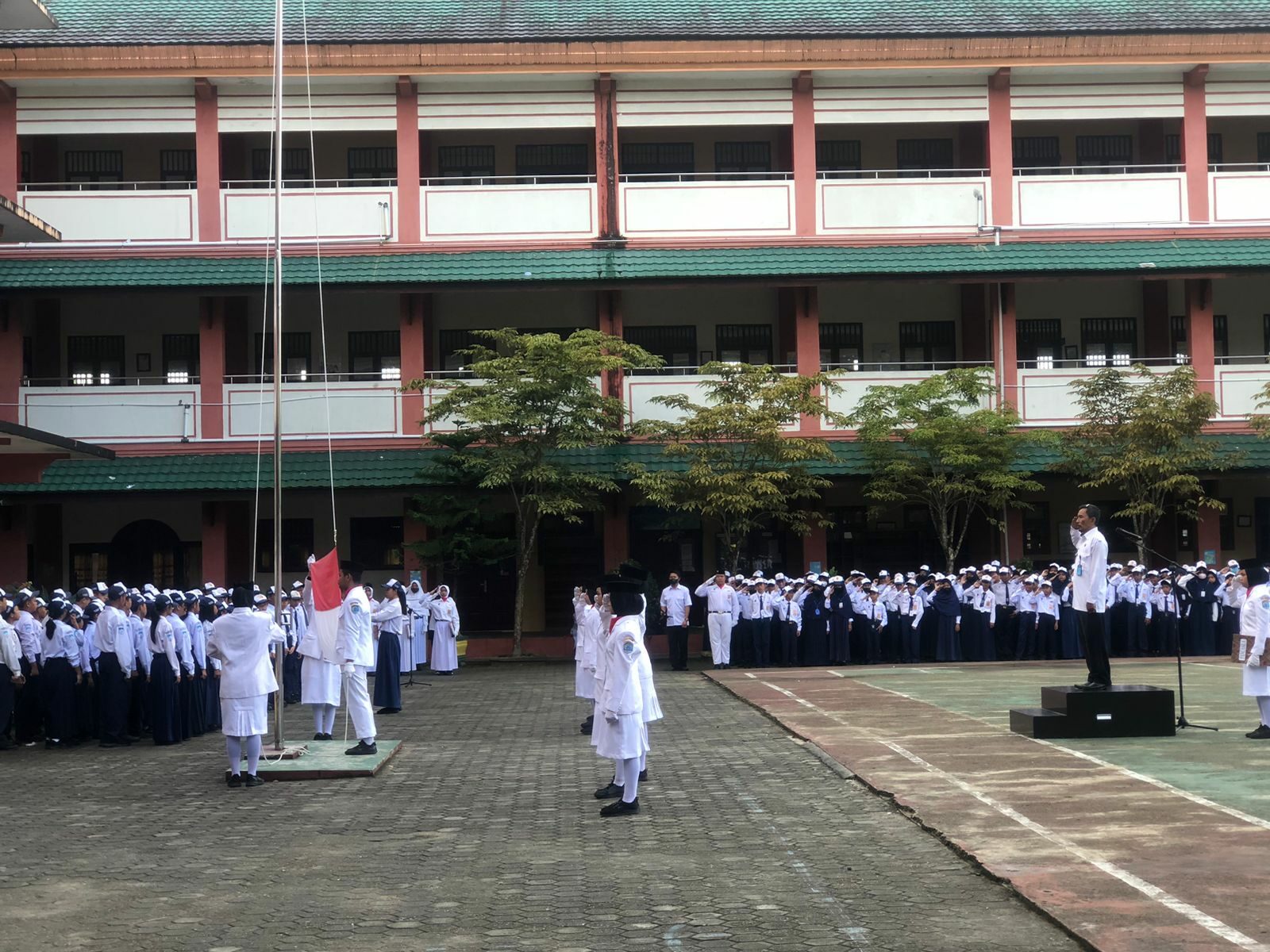Komunikasi, Informasi, dan Edukasi melalui Pembina Upacara Bendera di SMP Negeri 3 Tarakan